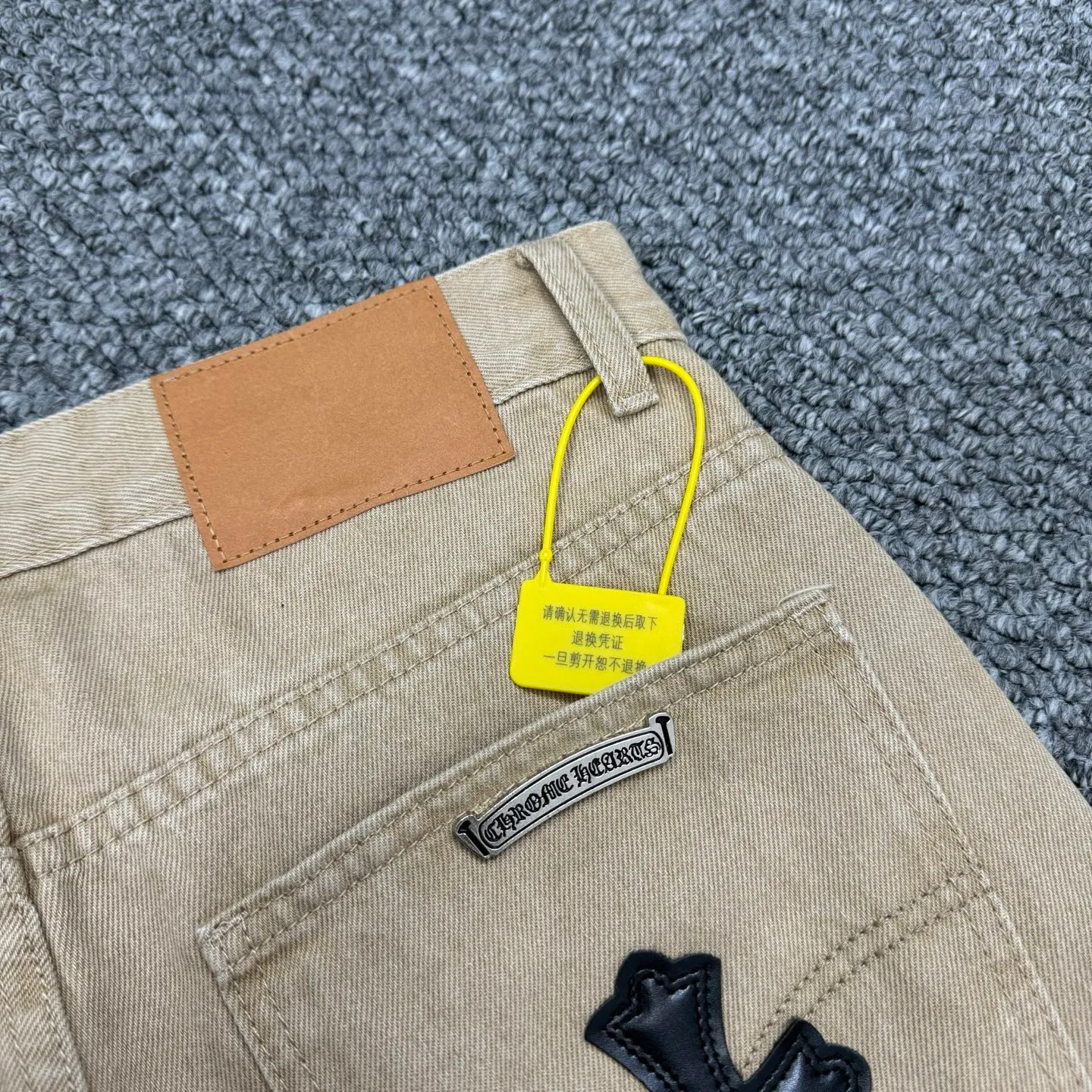 P240 Style No.: H848 ChromeHearts & Chrome Hearts [New on the unlabeled support platform] 2025 new khaki leather couple's washed jeans, top ceiling quality, styles with different washed textures, very friendly to people with thin legs and thick legs, the straight and loose version is very flattering to the leg shape, the moderate length that never goes out of style, easy and casual to match, the basic styling of various styles, a must-have in the wardrobe! The fabric is stiff but also makes the upper body soft without losing texture. The washing process is even more perfect. It is a must-have item for everyone! ! !  Size: 28-30-32-34 Color: Khaki